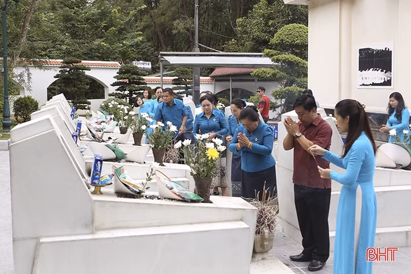 Đoàn công tác Liên hiệp phụ nữ tỉnh Khăm Muộn dâng hương các địa chỉ đỏ ở Hà Tĩnh