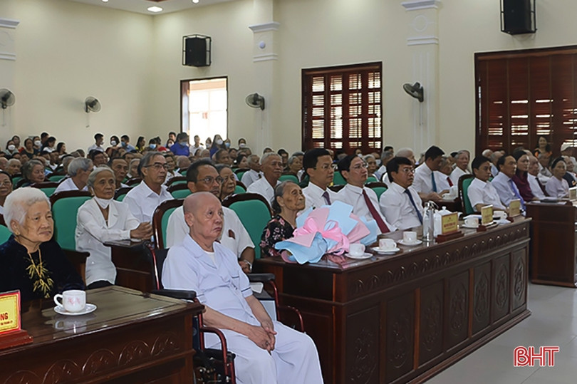 Trao Huy hiệu Đảng cho 231 đảng viên ở TP Hà Tĩnh