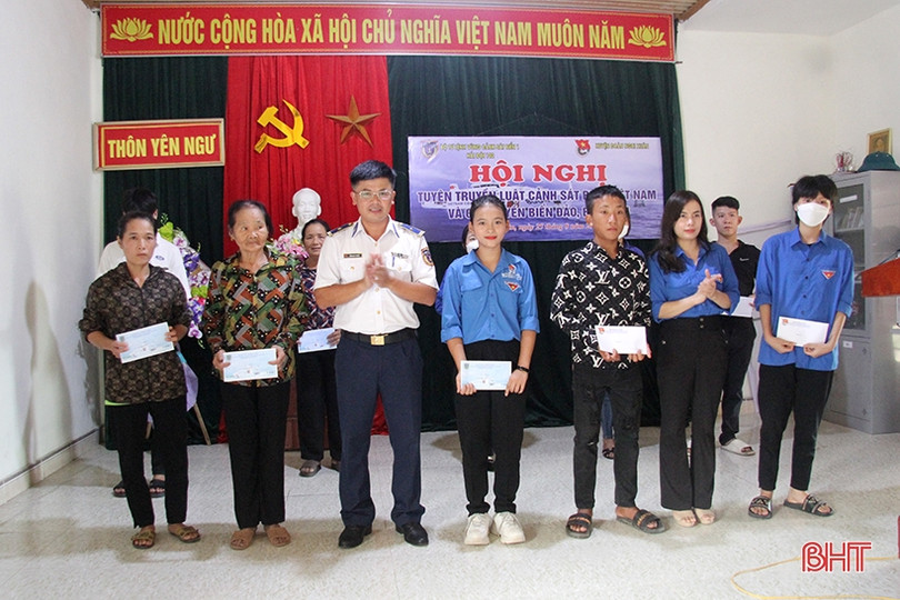 Tuyên truyền về biển, đảo và tặng quà cho ngư dân Nghi Xuân