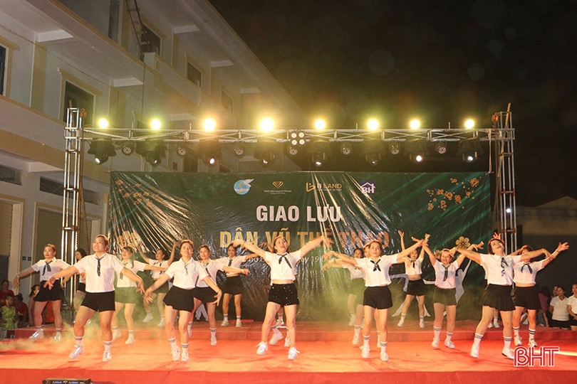 Sôi nổi đêm giao lưu dân vũ thể thao của phụ nữ thành phố Hà Tĩnh