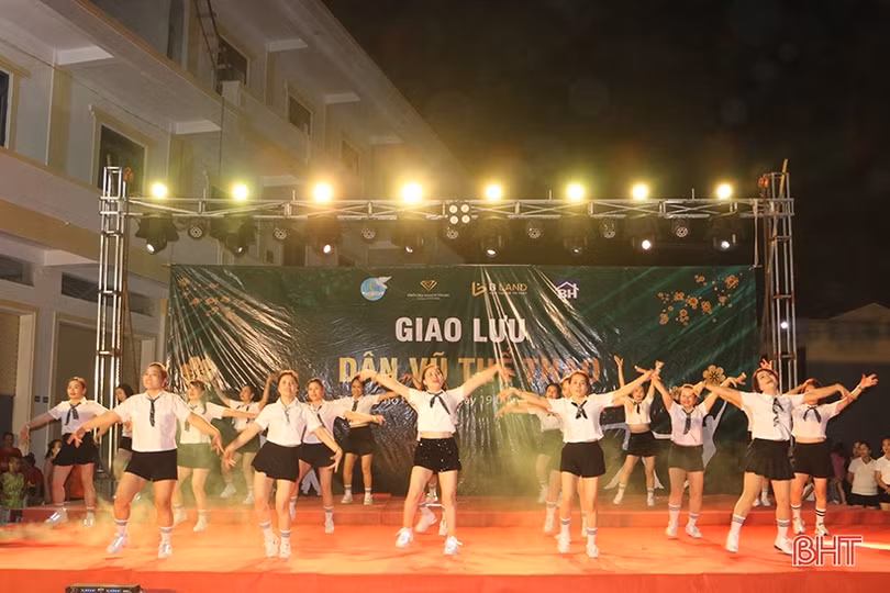Sôi nổi đêm giao lưu dân vũ thể thao của phụ nữ thành phố Hà Tĩnh