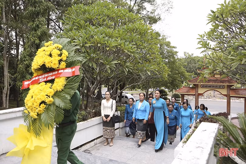 Đoàn công tác Liên hiệp phụ nữ tỉnh Khăm Muộn dâng hương các địa chỉ đỏ ở Hà Tĩnh