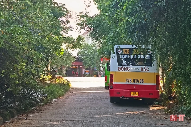“Bến xe” buýt tự phát ở thành phố Hà Tĩnh gây mất mỹ quan đô thị