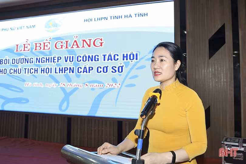 Trao chứng chỉ nghiệp vụ công tác hội cho 90 cán bộ phụ nữ cấp xã ở Hà Tĩnh