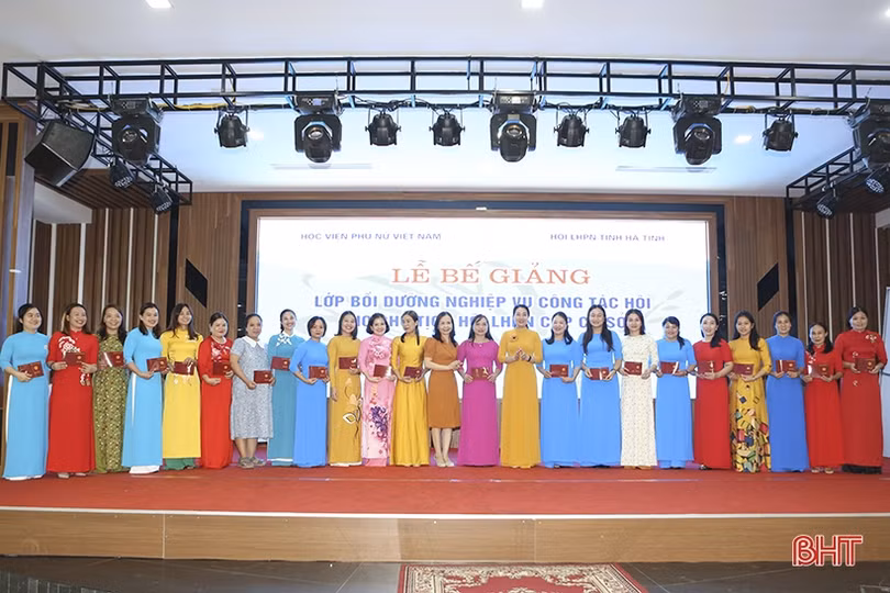 Trao chứng chỉ nghiệp vụ công tác hội cho 90 cán bộ phụ nữ cấp xã ở Hà Tĩnh