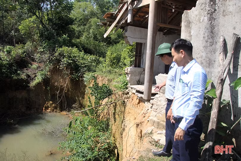 Kênh sau tràn xả lũ hồ Đồng Ván sạt lở nghiêm trọng, “uy hiếp” nhiều nhà dân!