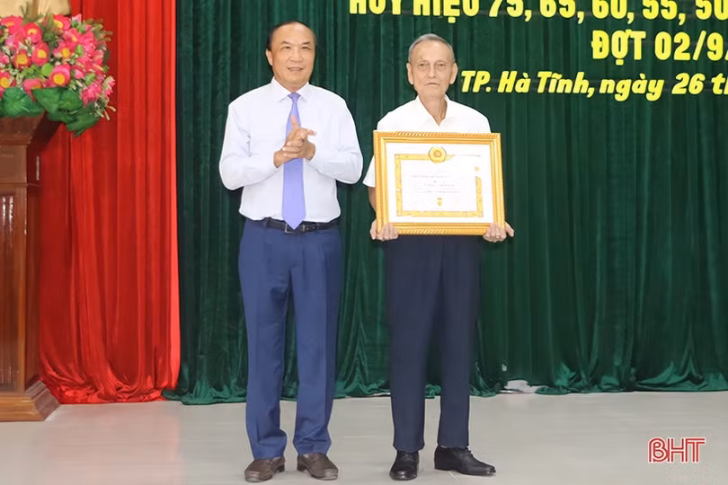 Trao Huy hiệu Đảng cho 231 đảng viên ở TP Hà Tĩnh