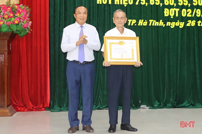 Trao Huy hiệu Đảng cho 231 đảng viên ở TP Hà Tĩnh