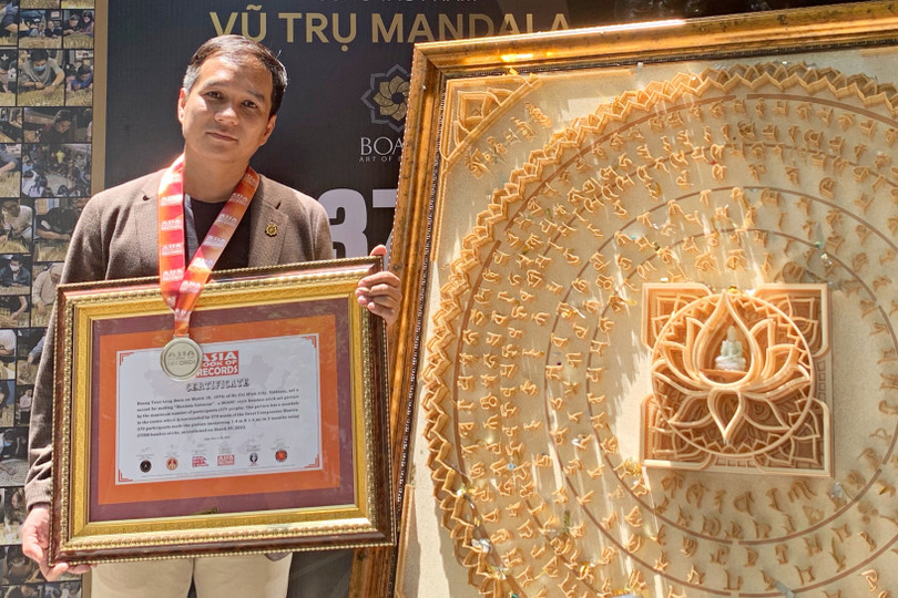 Tranh “Mandala” từ 27.000 cây tăm lập kỷ lục châu Á