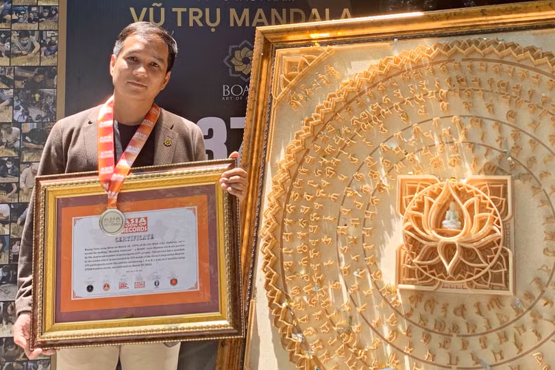 Tranh “Mandala” từ 27.000 cây tăm lập kỷ lục châu Á