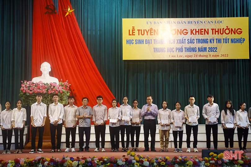 Can Lộc tuyên dương học sinh đạt thành tích xuất sắc trong Kỳ thi tốt nghiệp THPT 2022