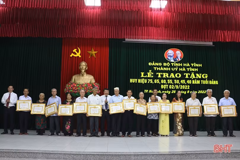 Trao Huy hiệu Đảng cho 231 đảng viên ở TP Hà Tĩnh