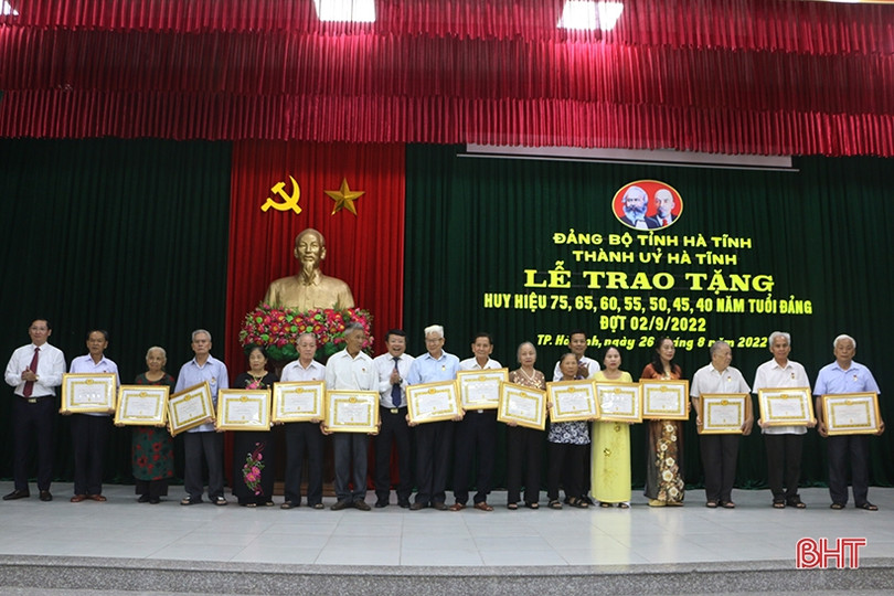 Trao Huy hiệu Đảng cho 231 đảng viên ở TP Hà Tĩnh