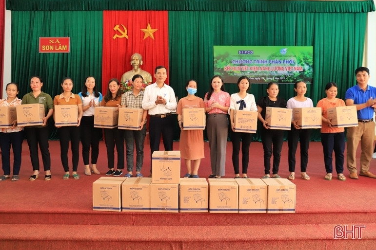 Tặng 5.880 bếp tiết kiệm năng lượng cho phụ nữ Hương Sơn