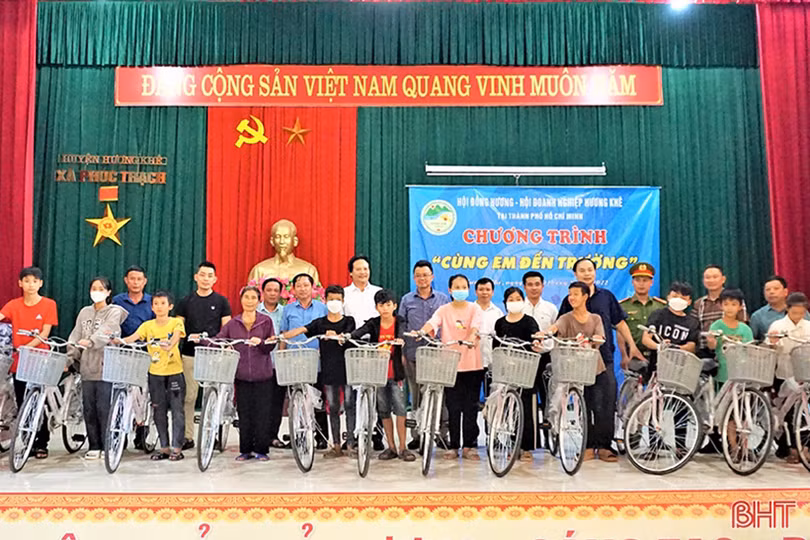 Hội đồng hương Hương Khê tại TP Hồ Chí Minh dành 270 triệu đồng mua quà tặng học sinh nghèo