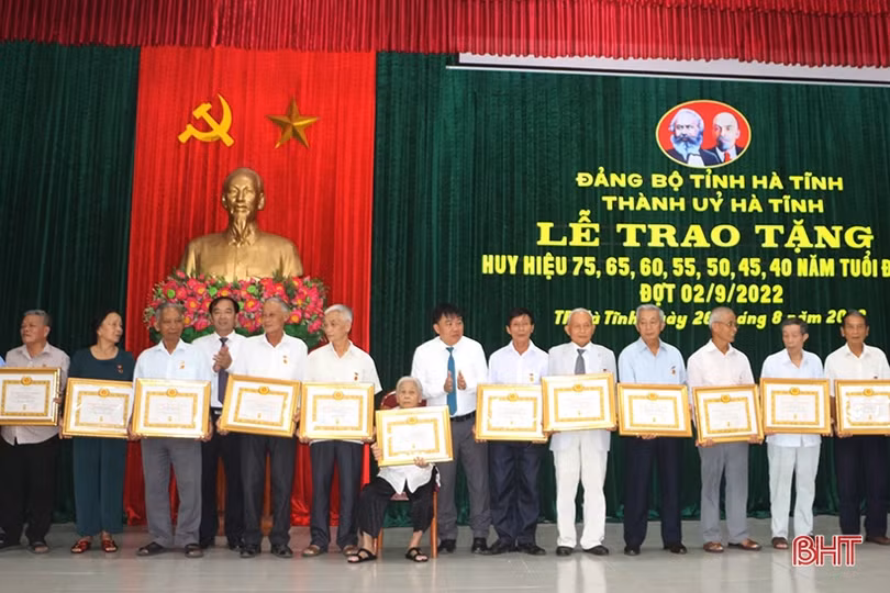 Trao Huy hiệu Đảng cho 231 đảng viên ở TP Hà Tĩnh