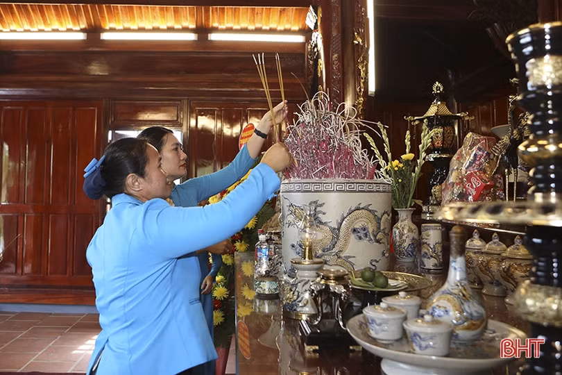 Đoàn công tác Liên hiệp phụ nữ tỉnh Khăm Muộn dâng hương các địa chỉ đỏ ở Hà Tĩnh