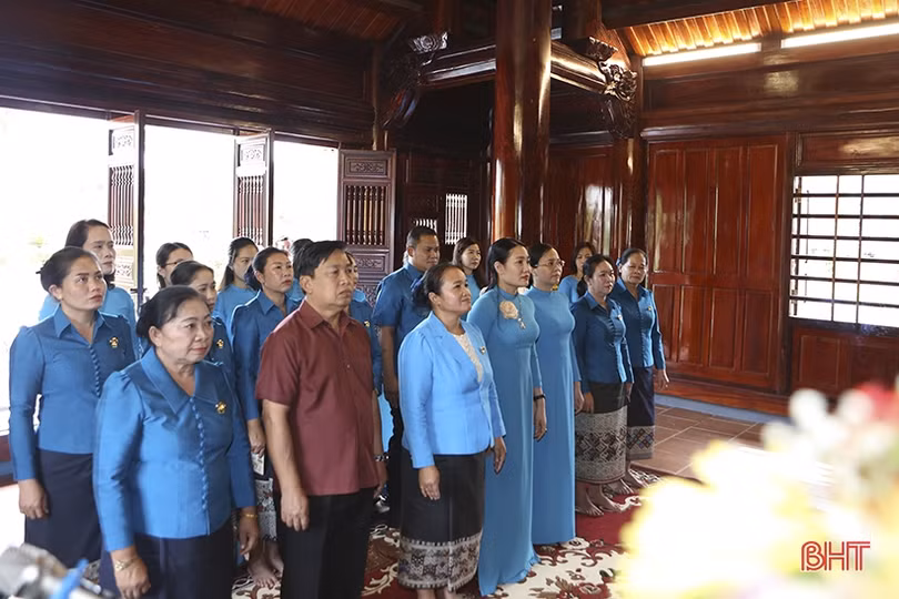 Đoàn công tác Liên hiệp phụ nữ tỉnh Khăm Muộn dâng hương các địa chỉ đỏ ở Hà Tĩnh