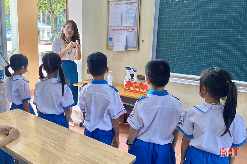 Học sinh lớp 1 ở Hà Tĩnh náo nức ngày tựu trường