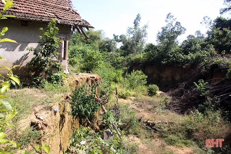 Kênh sau tràn xả lũ hồ Đồng Ván sạt lở nghiêm trọng, “uy hiếp” nhiều nhà dân!