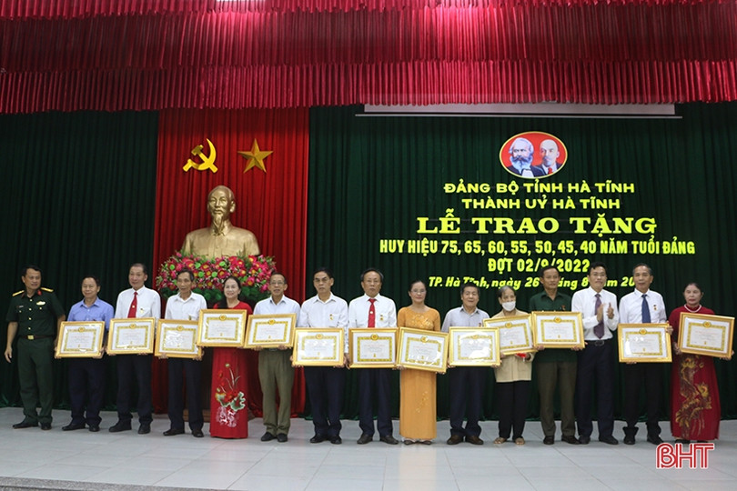 Trao Huy hiệu Đảng cho 231 đảng viên ở TP Hà Tĩnh