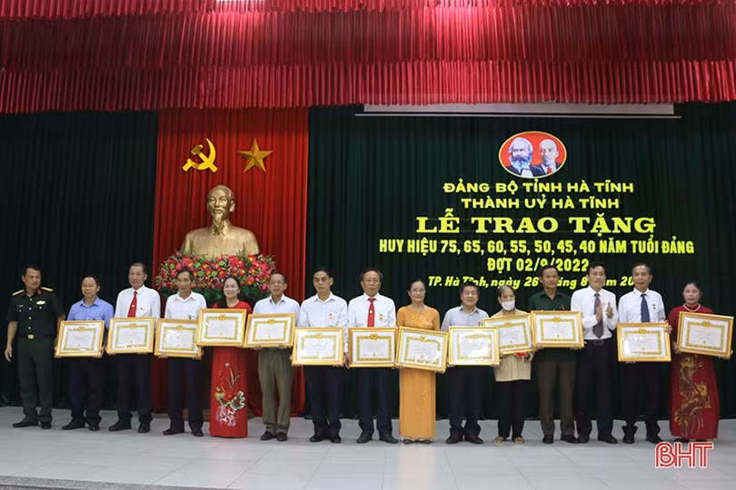 Trao Huy hiệu Đảng cho 231 đảng viên ở TP Hà Tĩnh