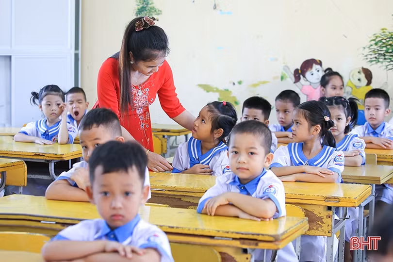 Học sinh lớp 1 ở Hà Tĩnh náo nức ngày tựu trường