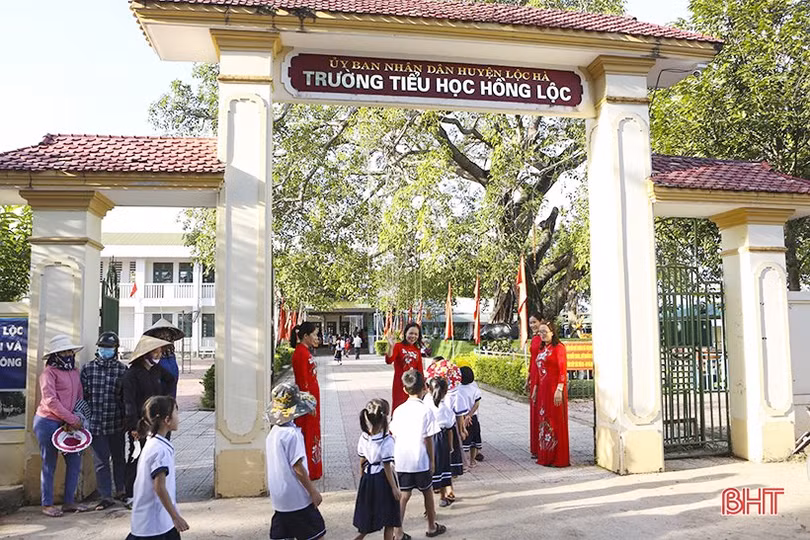 Học sinh lớp 1 ở Hà Tĩnh náo nức ngày tựu trường