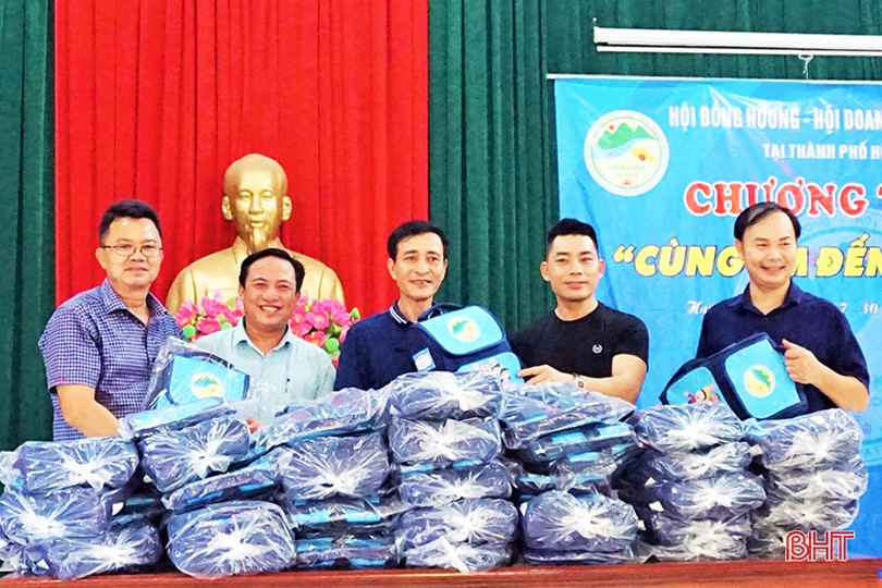 Hội đồng hương Hương Khê tại TP Hồ Chí Minh dành 270 triệu đồng mua quà tặng học sinh nghèo