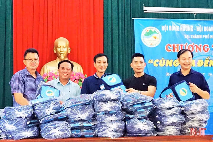 Hội đồng hương Hương Khê tại TP Hồ Chí Minh dành 270 triệu đồng mua quà tặng học sinh nghèo