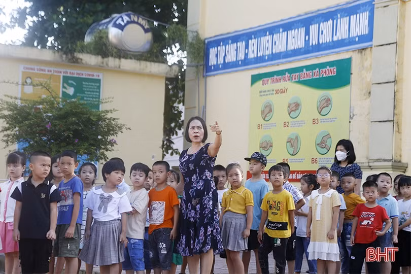 Học sinh lớp 1 ở Hà Tĩnh náo nức ngày tựu trường