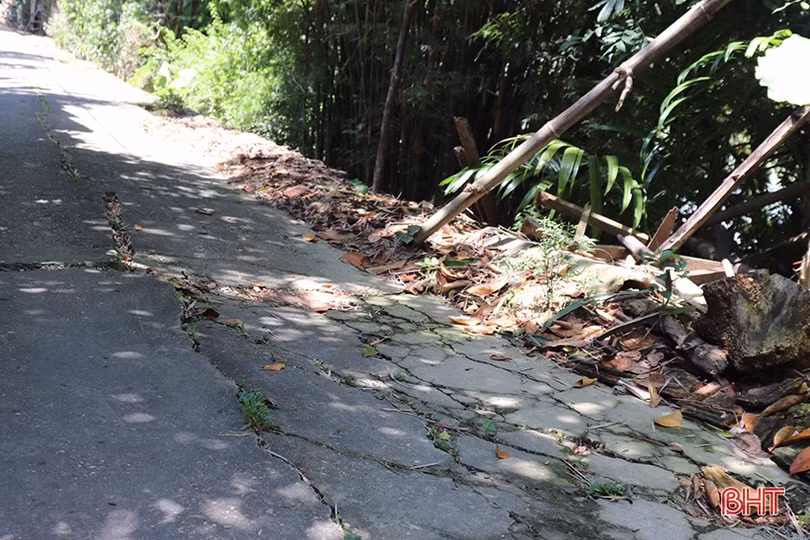 Bờ sông Ngàn Phố sạt lở, người dân Đức Thọ đứng ngồi không yên!