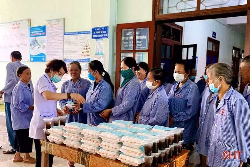 Các cơ sở y tế Hà Tĩnh tích cực san sẻ khó khăn với người bệnh