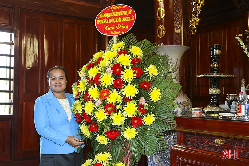 Đoàn công tác Liên hiệp phụ nữ tỉnh Khăm Muộn dâng hương các địa chỉ đỏ ở Hà Tĩnh