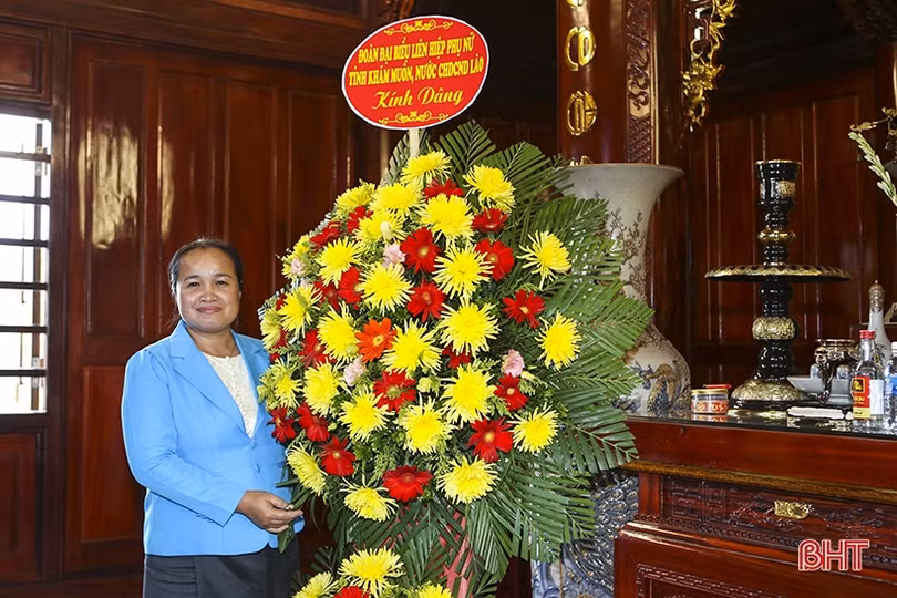 Đoàn công tác Liên hiệp phụ nữ tỉnh Khăm Muộn dâng hương các địa chỉ đỏ ở Hà Tĩnh