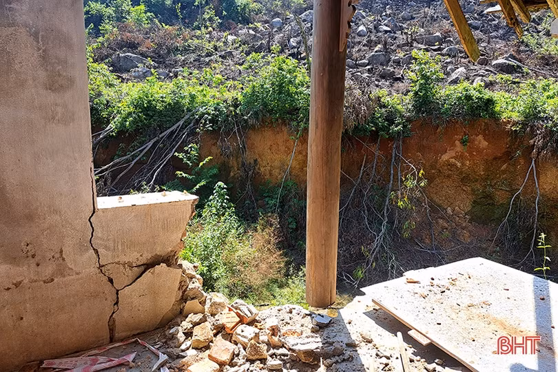 Kênh sau tràn xả lũ hồ Đồng Ván sạt lở nghiêm trọng, “uy hiếp” nhiều nhà dân!