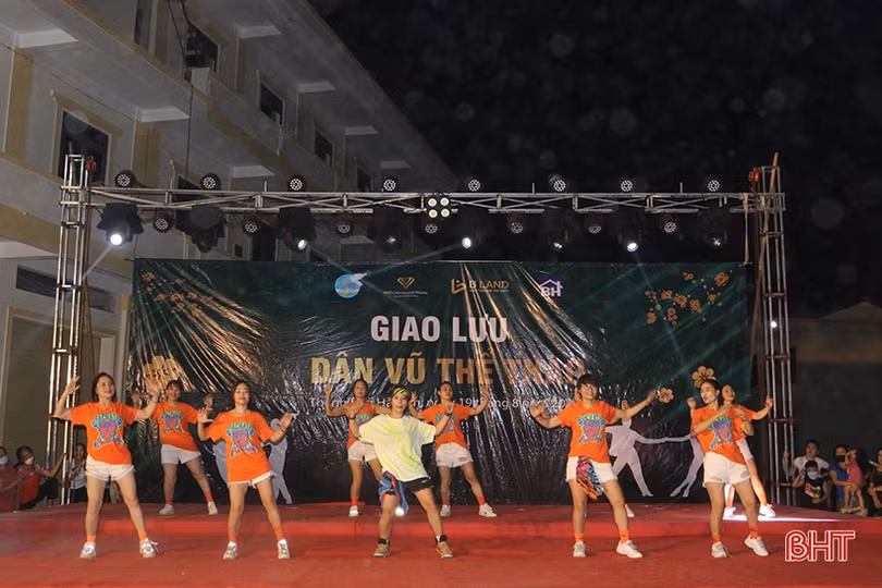 Sôi nổi đêm giao lưu dân vũ thể thao của phụ nữ thành phố Hà Tĩnh