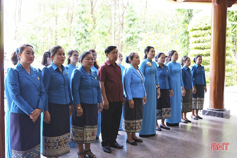 Đoàn công tác Liên hiệp phụ nữ tỉnh Khăm Muộn dâng hương các địa chỉ đỏ ở Hà Tĩnh