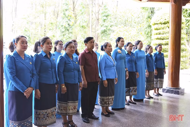 Đoàn công tác Liên hiệp phụ nữ tỉnh Khăm Muộn dâng hương các địa chỉ đỏ ở Hà Tĩnh