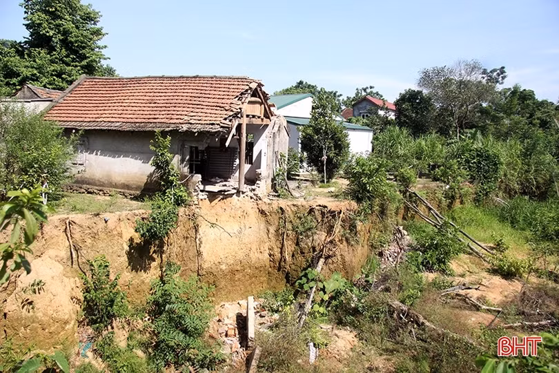 Kênh sau tràn xả lũ hồ Đồng Ván sạt lở nghiêm trọng, “uy hiếp” nhiều nhà dân!
