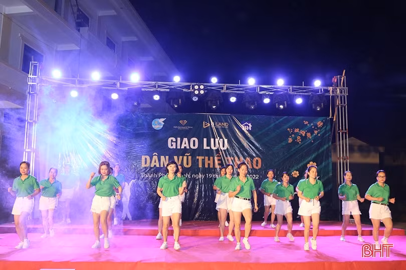 Sôi nổi đêm giao lưu dân vũ thể thao của phụ nữ thành phố Hà Tĩnh