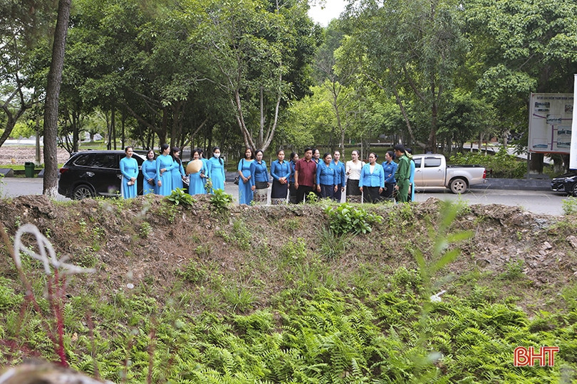 Đoàn công tác Liên hiệp phụ nữ tỉnh Khăm Muộn dâng hương các địa chỉ đỏ ở Hà Tĩnh