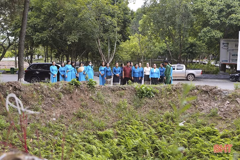 Đoàn công tác Liên hiệp phụ nữ tỉnh Khăm Muộn dâng hương các địa chỉ đỏ ở Hà Tĩnh