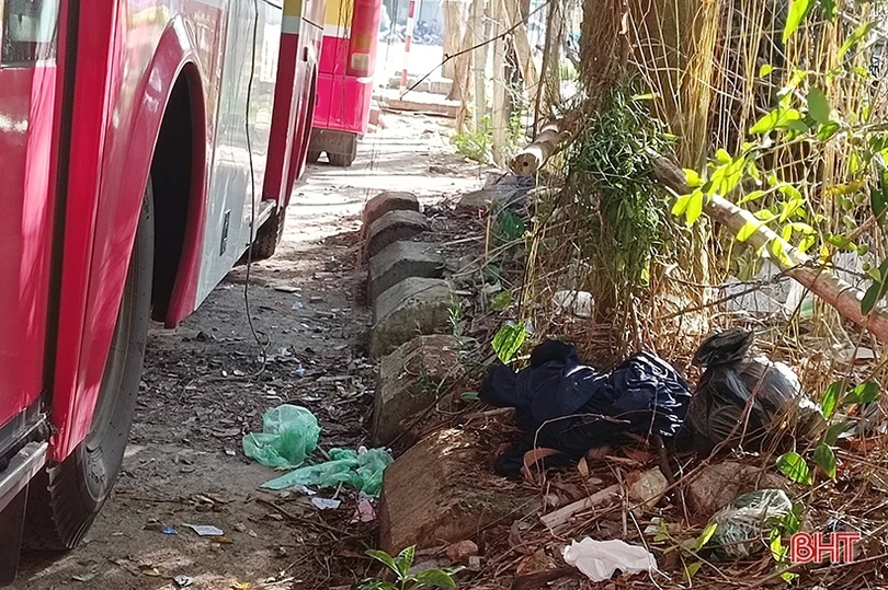 “Bến xe” buýt tự phát ở thành phố Hà Tĩnh gây mất mỹ quan đô thị