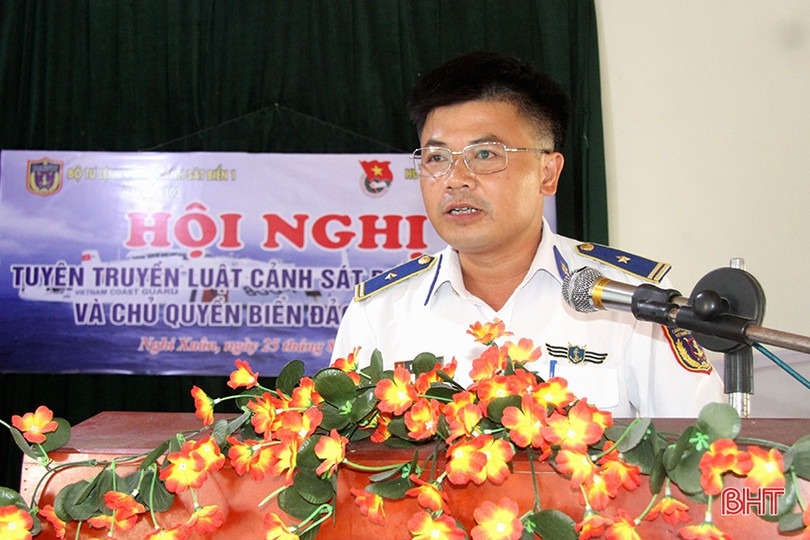 Tuyên truyền về biển, đảo và tặng quà cho ngư dân Nghi Xuân