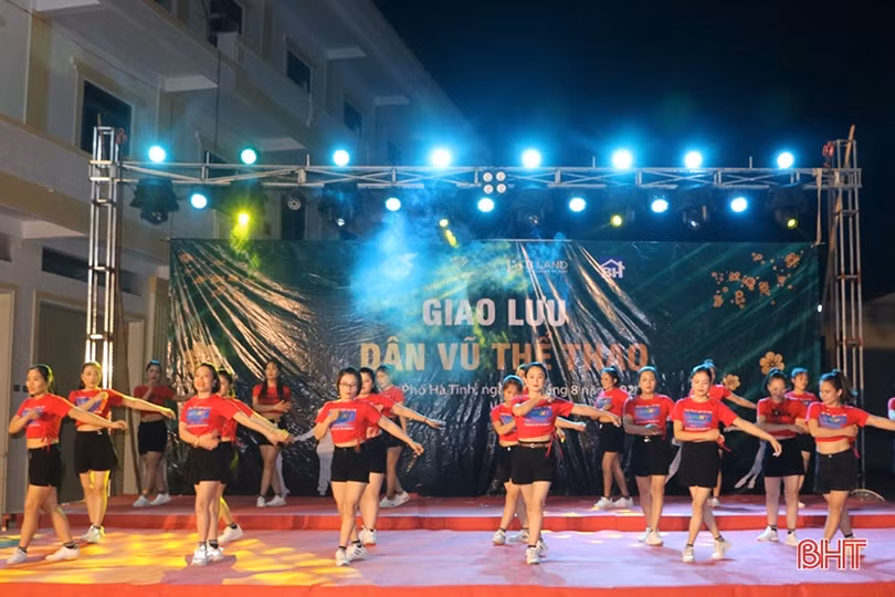 Sôi nổi đêm giao lưu dân vũ thể thao của phụ nữ thành phố Hà Tĩnh