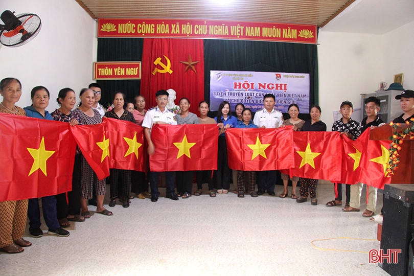 Tuyên truyền về biển, đảo và tặng quà cho ngư dân Nghi Xuân