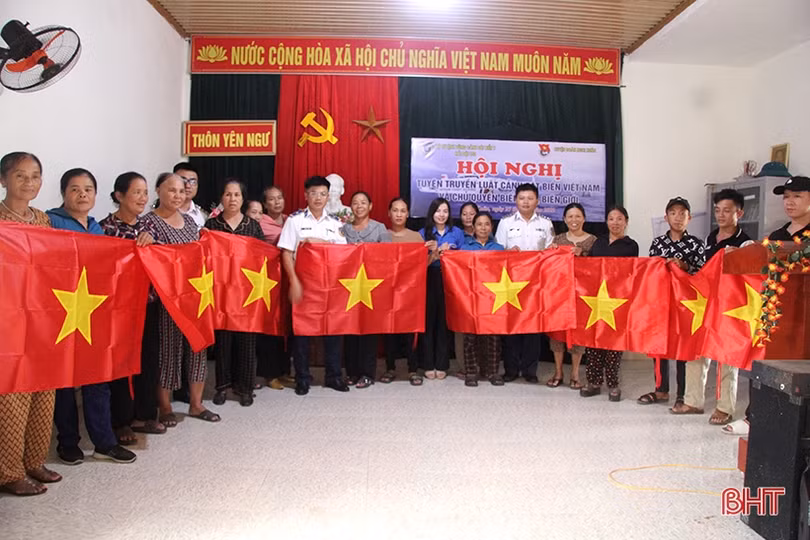 Tuyên truyền về biển, đảo và tặng quà cho ngư dân Nghi Xuân