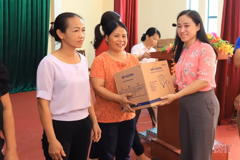 Tặng 5.880 bếp tiết kiệm năng lượng cho phụ nữ Hương Sơn