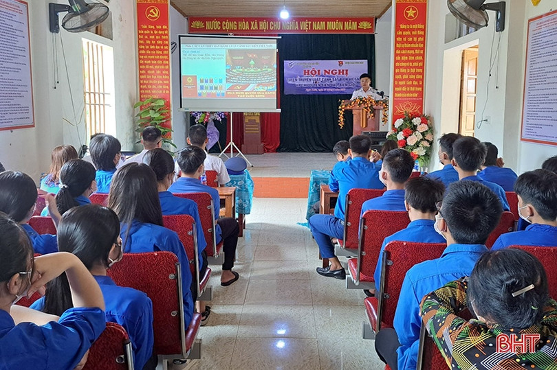 Tuyên truyền về biển, đảo và tặng quà cho ngư dân Nghi Xuân